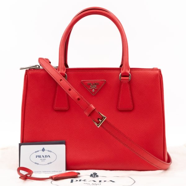 Galleria Medium Double Zip Lacca Red Saffiano Lux