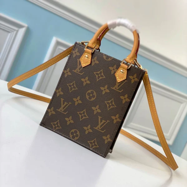 Louis Vuitton Size: 14.0 x 17.0 x 5.0 cm